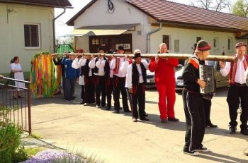 Staviame my mája...