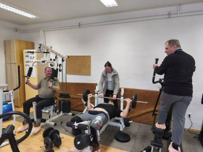 Stretnutie v telocvični – regulujeme vianočné kilá