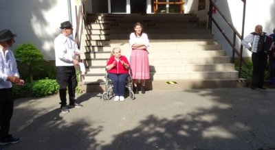 Máj, máj zelený, pod oblôčkom sadený...