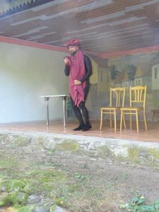 Radosť z divadelného predstavenia „Stará dievka a čert“