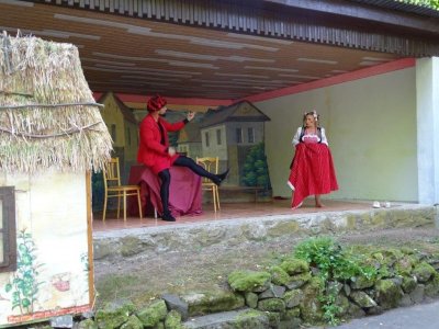 Radosť z divadelného predstavenia „Stará dievka a čert“