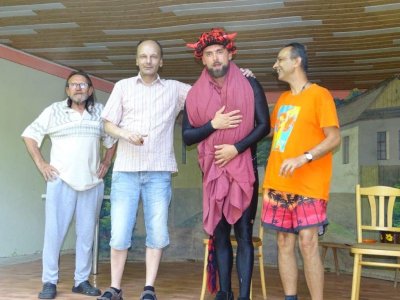 Radosť z divadelného predstavenia „Stará dievka a čert“