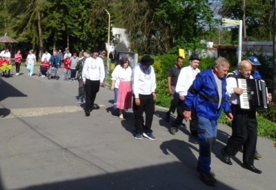 Máj, máj zelený, pod oblôčkom sadený...