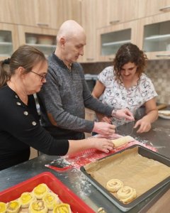 Spoločné pečenie škoricových slimákov v UD Platan