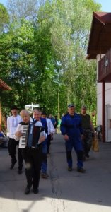 Máj, máj zelený, pod oblôčkom sadený...