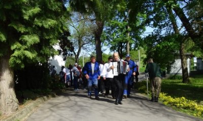 Máj, máj zelený, pod oblôčkom sadený...