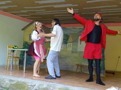 Radosť z divadelného predstavenia „Stará dievka a čert“