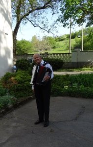 Máj, máj zelený, pod oblôčkom sadený...