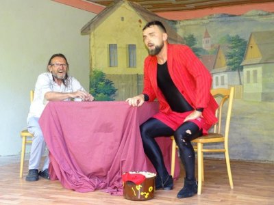 Radosť z divadelného predstavenia „Stará dievka a čert“