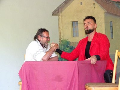 Radosť z divadelného predstavenia „Stará dievka a čert“