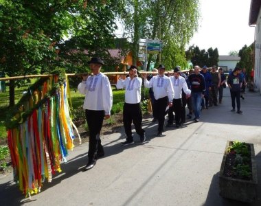 Máj, máj zelený, pod oblôčkom sadený...