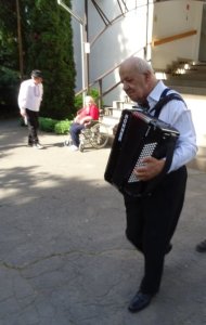 Máj, máj zelený, pod oblôčkom sadený...