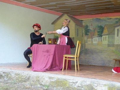 Radosť z divadelného predstavenia „Stará dievka a čert“